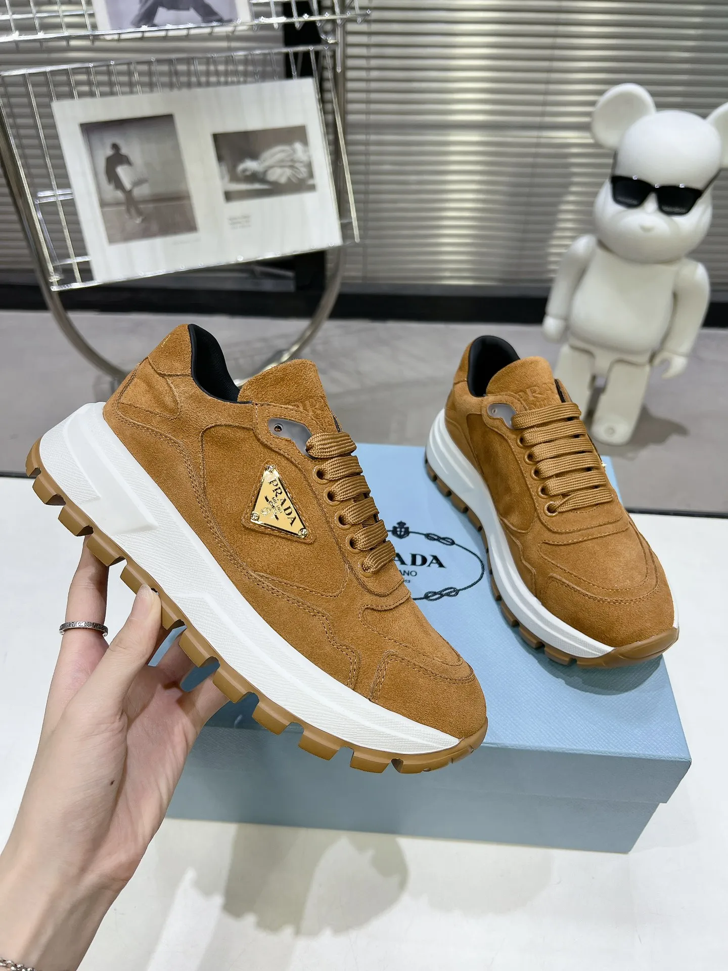 👟👟Ex-factory price 580👟👟 PRADA ²⁰²4 𝐬𝐬Prada’s new product comes with strength! ❣️Many Internet celebrities have the same style, fashionable and versatile nice items, original shoes are developed and purchased from Italian counters, and are reproduced 1:1 according to the original taste. This year’s theme is not to be defined, embodying texture through simplicity💛From thick-soled sneakers to zigzag short boots to 2024 flat shoes, everything reveals a sure-fire momentum...combining gentleness and handsomeness, the finishing touch for women❤️ The top-grade open-edge beaded cowhide with imported cowhide triangle logo is consistent with the original version, the wear-resistant and ultra-light two-color outsole, and the sheepskin lining are breathable and comfortable. ⚛Size: Women's 34-40 ⚛Size: Men's 39-45 Original packaging accessories. ⚛